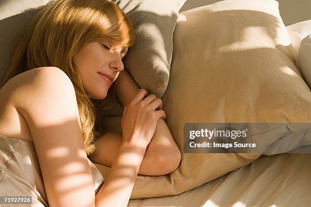 woman sleeping - kussen beddengoed stockfoto's en -beelden