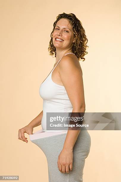 woman pulling waistband - waistband 個照片及圖片檔