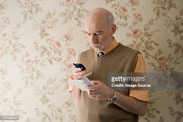 man with cell phone looking confused - instructions manual stock pictures, royalty-free photos & images