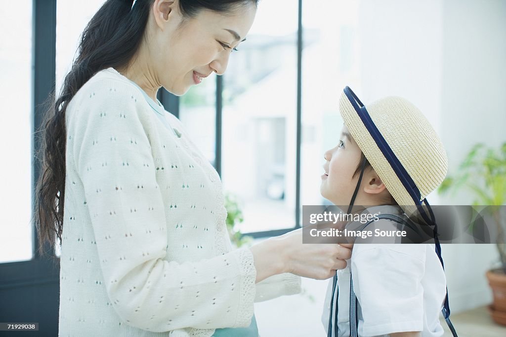 Mother ドレッシングの息子を学校