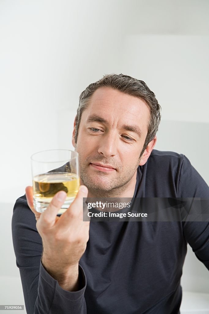 Mann mit einem Glas whisky