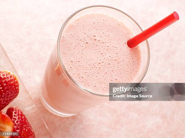 strawberry milkshake - batido de fresa fotografías e imágenes de stock