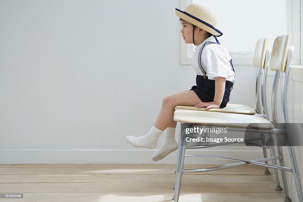 日本の学生服を着ている少年