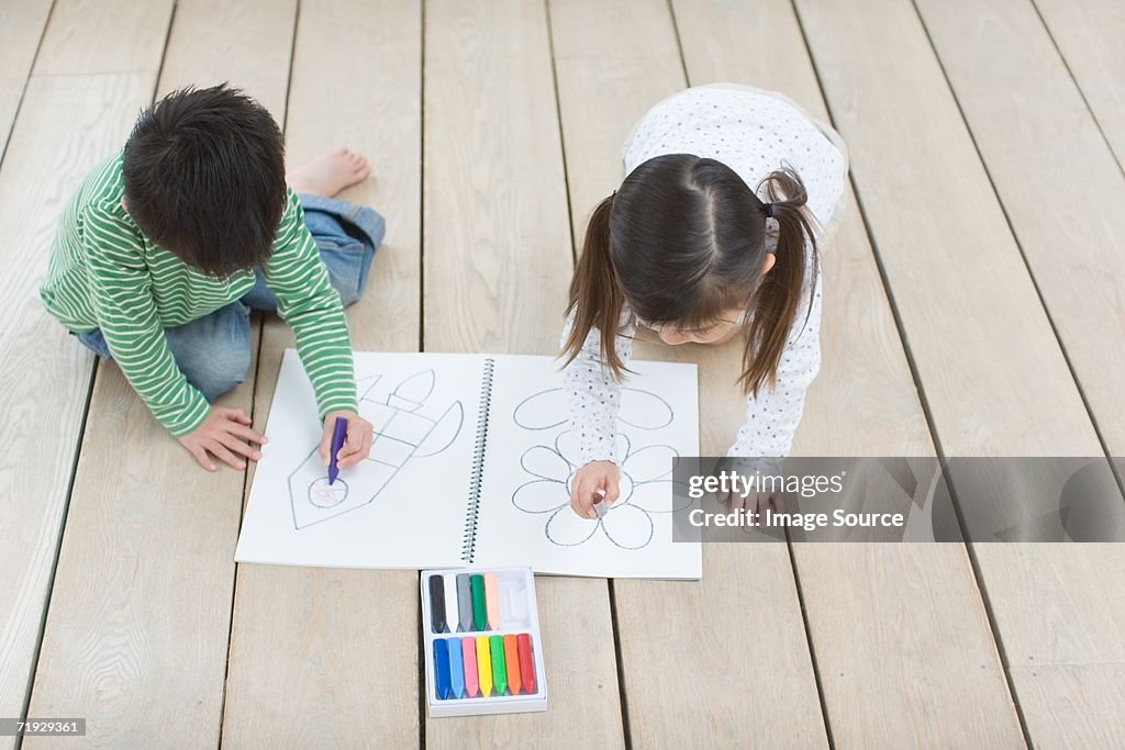 Bambini disegno con matite
