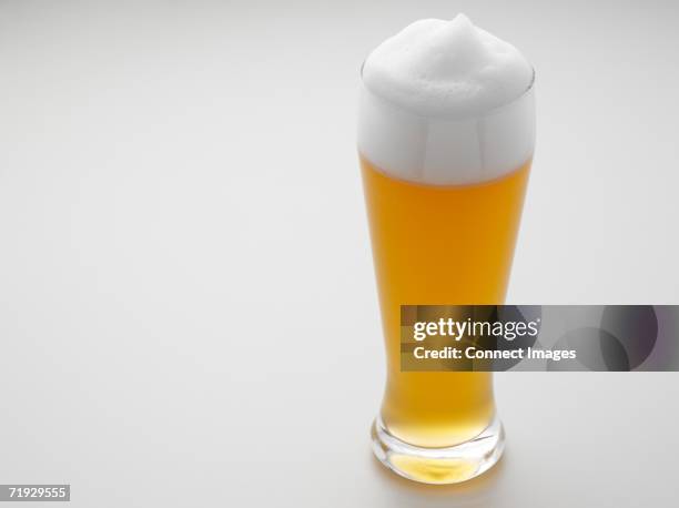 wheat beer - verre à bière photos et images de collection
