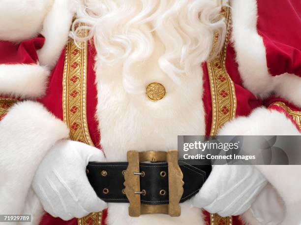 santa holding onto belt - cinto dourado imagens e fotografias de stock