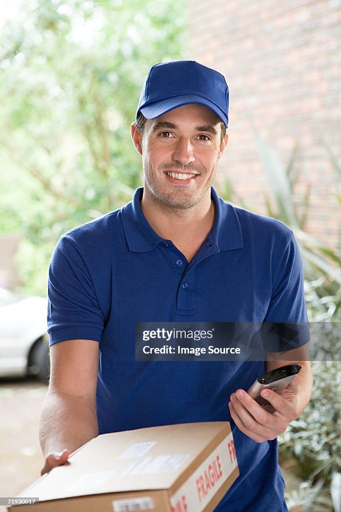 Lächelnder Lieferung Mann