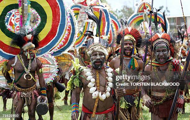 Goroka, PAPUA NEW GUINEA: Rainbow Gahisi warriors perform during the 50th Goroka singsing in what is believed to be the largest gathering of...