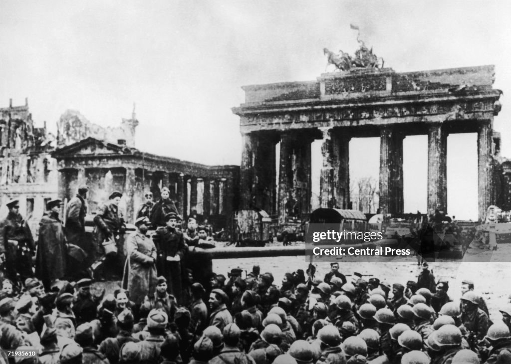 Ww2 Gate Russian and American troops in front of Berlin's Brandenburg Gate at ...
