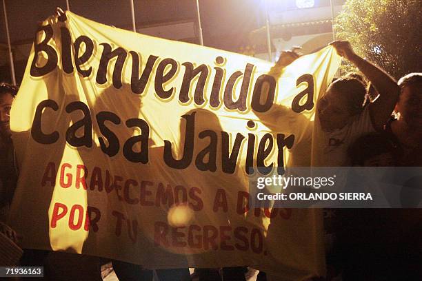 Familiares dan la bienvenida a soldados cascos azules en la rampa de la terminal de la Fuerza Aerea Guatemalteca , en la periferia sur de Ciudad de...