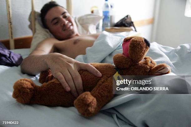 Victor Lopez juega con un osito peluche en la Sala "B" de Hombres del hospital Roosevelt, en la periferia sur de Ciudad de Guatemala, el 19 de...