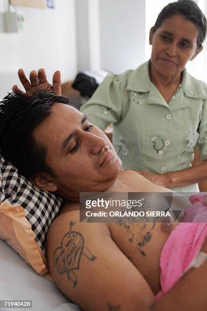 Victor Zepada permanece en la Sala "B" de Hombres del hospital Roosevelt, en la periferia sur de Ciudad de Guatemala, el 19 de septiembre de 2006....