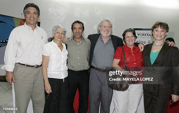 El actor mexicano Damian Alcazar posa para la prensa junto a los actores costarricenses Vinicio Rojas, Eugenia Chaverri, Alfredo Catania, Anabelle...