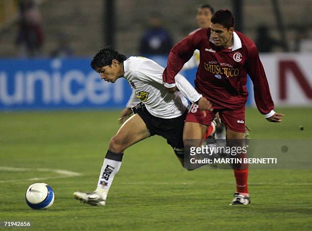 Jesus Alvarez de Bolognesi de Peru disputa el balon con Matias Fernandez de Colo Colo de Chile en Santiago el 19 de septiembre de 2006 durante el...
