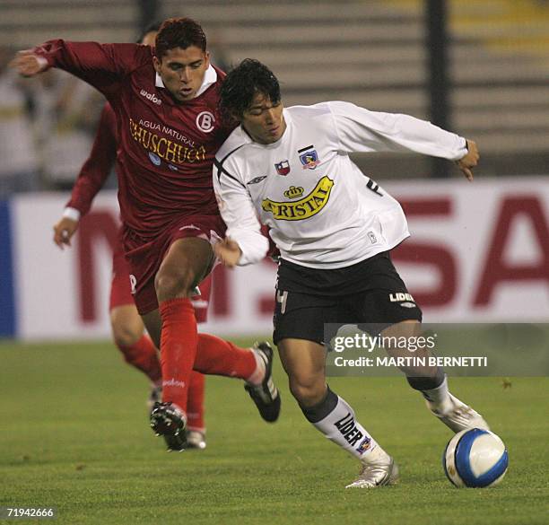 Jesus Alvarez de Bolognesi de Peru disputa el balon con Matias Fernandez de Colo Colo de Chile en Santiago el 19 de septiembre de 2006 durante el...