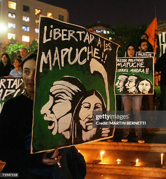 Mujeres muestran carteles mientras participa de un acto para reclamarle al gobierno la libertad de 4 dirigentes mapuches condenados a diez anos de...