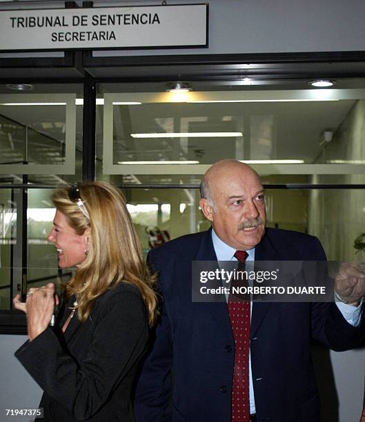 El ex presidente paraguayo Luis Angel Gonzalez Macchi entra junto a su esposa, Susana Galli, a la sala del tribunal donde sera juzgado por corrupcion...