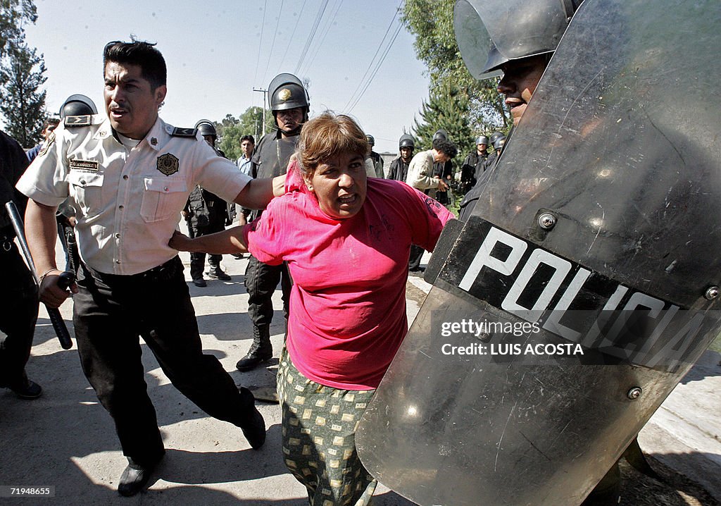 Policemen arrest a inhabitant of San Sal