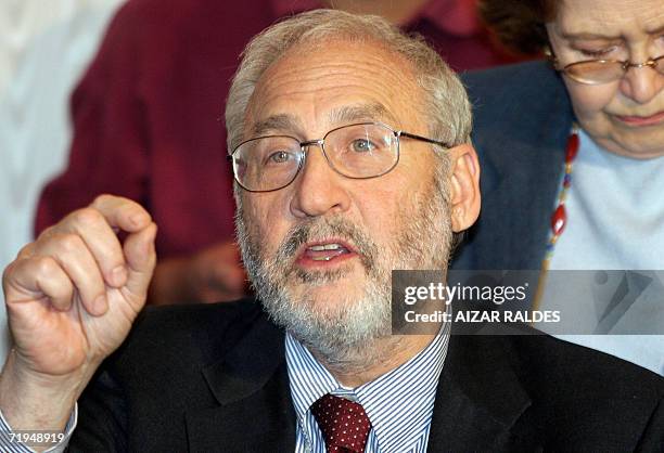 Joseph Stiglitz, 2001 Nobel Prize Laureate in Economics, answers questions during a press conference in La Paz, 18 May 2006. Stiglizt will meet...