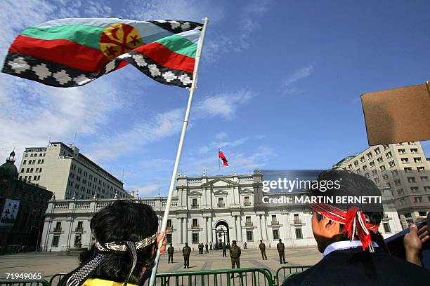 Indigenas Mapuches participan de una protesta contra el gobierno de Michelle Bachelet frente al palacio La Moneda en Santiago, el 20 de septiembre de...