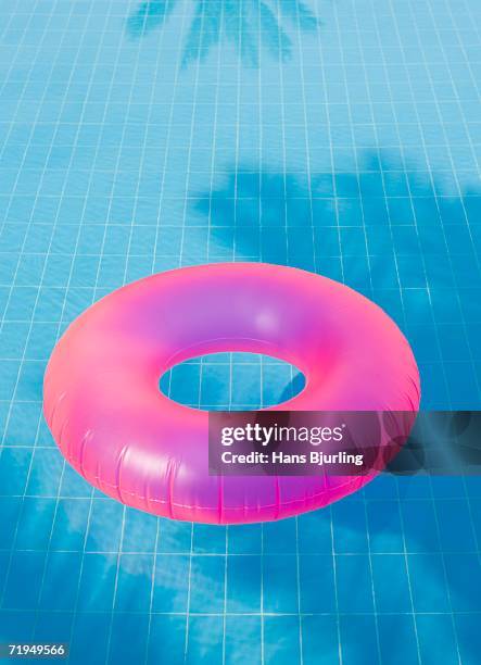 an inflatable ring in a pool. - inflável - fotografias e filmes do acervo