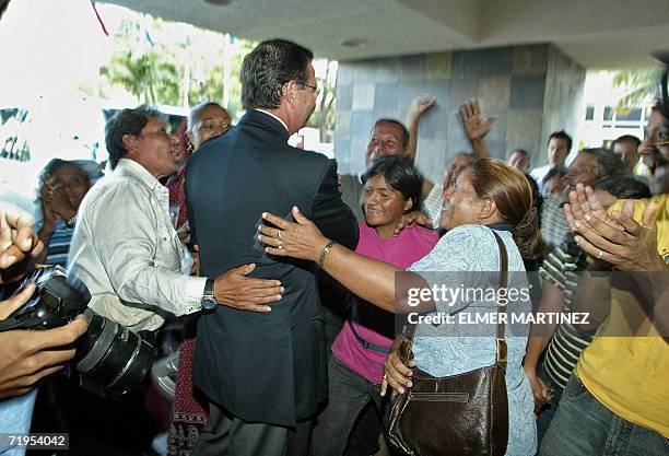 Tegucigalpa, HONDURAS: Rafael Leonardo Callejas Romero ex presidente de Honduras es saludado por seguidores al ingresar a un hotel de Tegucigalpa, el...