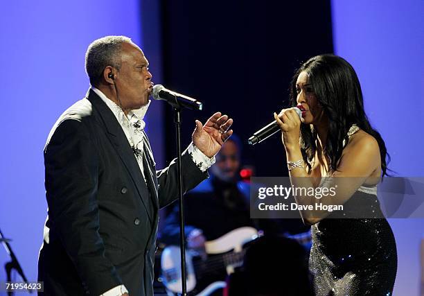 Sam Moore and Keisha White perform on stage at the MOBO Awards 2006 at The Royal Albert Hall on September 20, 2006 in London, England.