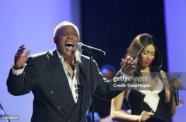 Sam Moore and Keisha White perform on stage at the MOBO Awards 2006 at The Royal Albert Hall on September 20, 2006 in London, England.