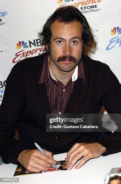 Jason Lee attends the My Name Is Earl DVD signing with the cast at the NBC Experience store on September 20, 2006 in New York City.
