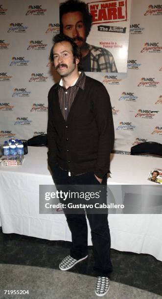 Jason Lee poses at the My Name Is Earl DVD signing with the cast at the NBC Experience store on September 20, 2006 in New York City.