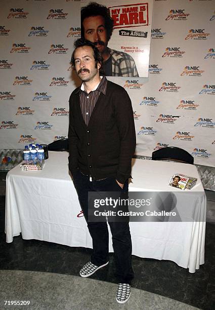Jason Lee poses at the My Name Is Earl DVD signing with the cast at the NBC Experience store on September 20, 2006 in New York City.
