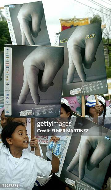 Tegucigalpa, HONDURAS: Ninos escolares del Patronato Nacional de la Infancia participan de la marcha contra el hambre en Tegucigalpa el 21 de mayo de...