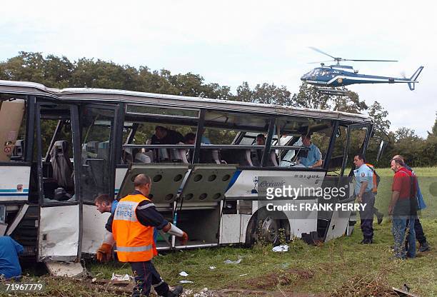 Des gendarmes relevent des indices dans le car scolaire accidente le 22 septembre 2006, a La Garnache lors d'une collision avec une voiture. On...