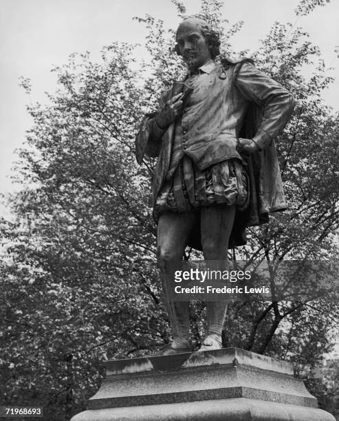 Bronze statue of English playwright William Shakespeare in New York's Central Park, circa 1950. Unveiled in 1872, it is the work of John Quincy Adams...