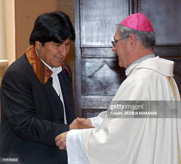 Monsenor Gonzalo del Castillo , obispo castrense de Bolivia, da la bienvenida al presidente Evo Morales en su retorno de los Estados Unidos, el 22 de...