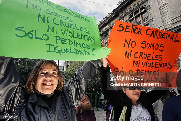 Miembros de asociaciones en defensa de la mujer gritan consignas contra la Iglesia Catolica en una protesta frente al palacio de Tribunales en...