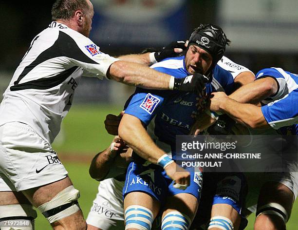 Toulouse's Trevor Brennan tries to stop Montpellier's Mickael Bert during their French Top 14 Rugby union match, 22 September 2006 at the Sabathe...