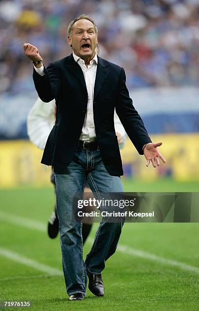 Manager Andreas Mueller shouts at linesman Markus Scheibel after a decision during the Bundesliga match between Schalke 04 and VfL Wolfsburg at the...