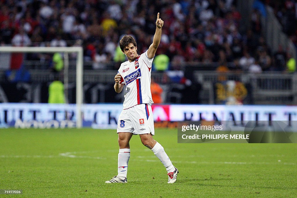 Lyon's Brazilian midfielder Juninho cele