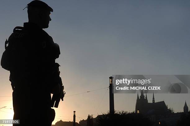 Prague, CZECH REPUBLIC: A Czech anti-terrorist policeman patrols 23 September 2006 near the Vltava river in front of Prague's Hradcany castle and...