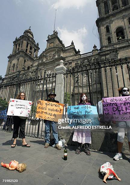 Integrantes de ONG locales se manifiestan contra el Cardenal Norberto Rivera, frente a la Catedral Metropolitana en Ciudad de Mexico el 24 de...