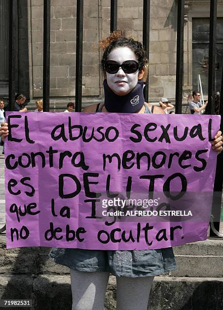 Una integrante de una ONG local participa de una protesta contra el Cardenal Norberto Rivera, frente a la Catedral Metropolitana en Ciudad de Mexico...
