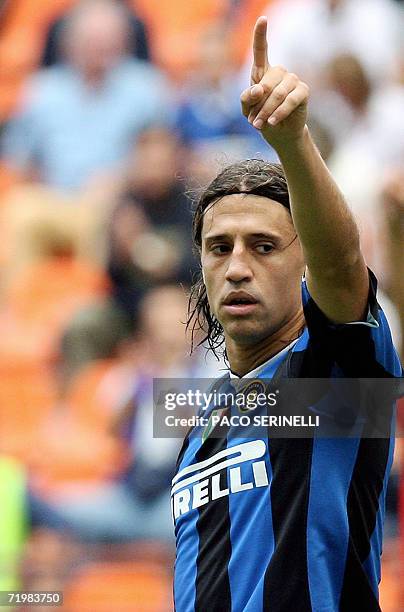 Inter Milan's forward Hernan Crespo of Argentina gives instructions to his teammates during their Serie A football match against Chievo Verona at San...