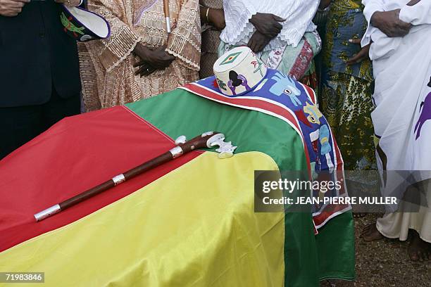 Des membres de la famille royale du Dahomey se recueillent devant le cerceuil, recouvert du drapeau beninois, du prince Arini Ouanilo, fils de...