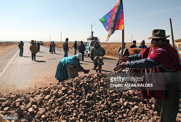 Aymaras bloquean con piedras la carretera que une la poblacion fronteriza de Desaguadero en Peru, cerca de la poblacion de Laja, 35 km de La Paz el...