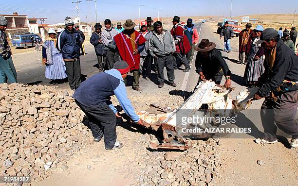 Aymaras bloquean con piedras y chatarra la carretera que une la poblacion fronteriza de Desaguadero en Peru, cerca de la poblacion de Laja, 35 km de...