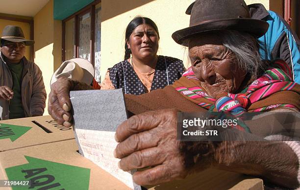 Una mujer indigena deposita su voto en Kurwisa a 60 km de la La Paz, Bolivia, el 02 de julio 2006 durante las elecciones para Asamblea Constituyente...