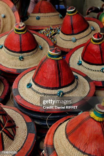 africa, mali, djenne, market scene, very lively each monday, peuhl hats worn by the shepherds and other herdsmen - futa stock-fotos und bilder