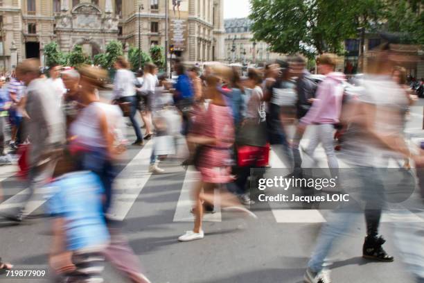 france, paris, 9th district, boulevard haussmann, pedestrians - foule en mouvement photos et images de collection