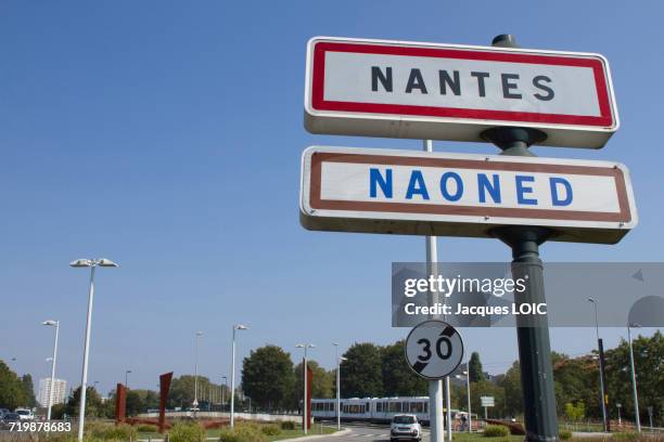 france, nantes, road signs in french and breton. - france et panneaux de signalisation photos et images de collection